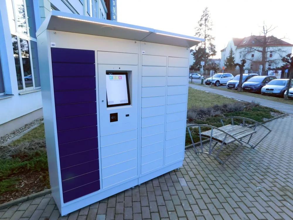 Výdejní box hradecké knihovny ve Wonkově ulici