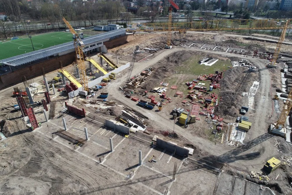Zastupitelé Hradce neschválili tým pro jednání se Strabagem o zdražení fotbalového stadionu