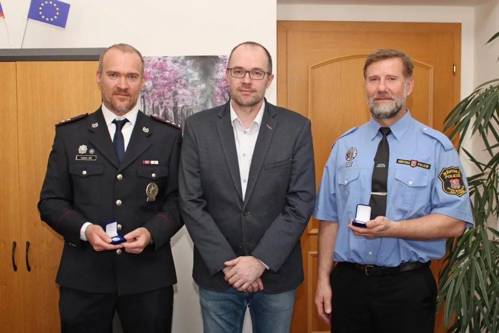Dva policisté zachránili život napadenému muži. Radnice ve Dvoře Králové je ocenila