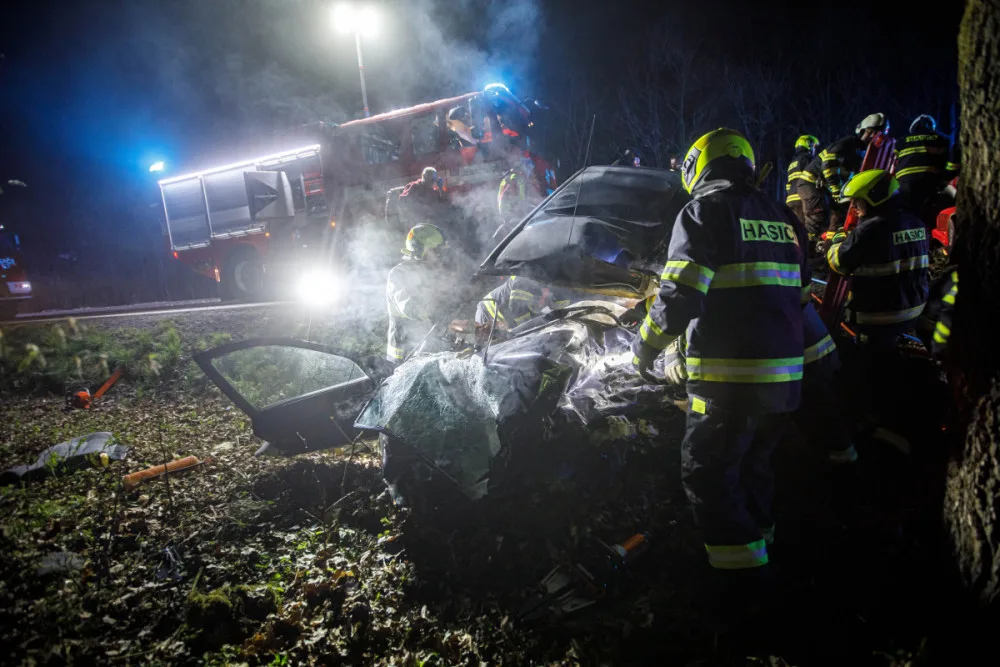 Tragická nehoda omezila dopravu u Dobrušky. Jedna mrtvá, další dvě osoby zraněné