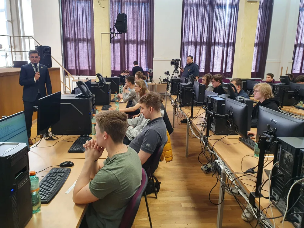 Středoškoláci ubránili jadernou elektrárnu před kybernetickým útokem. Cvičení mělo úspěch