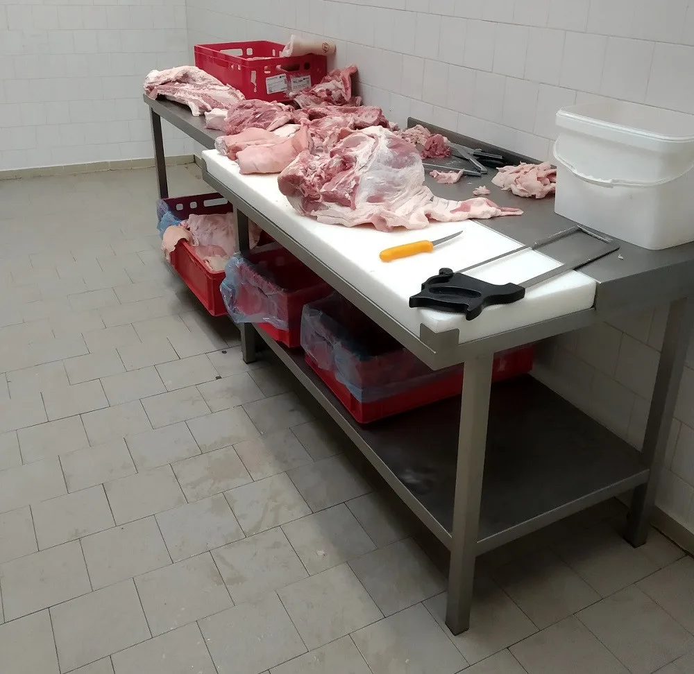 Vepřové maso objevené v nelegální bourárně