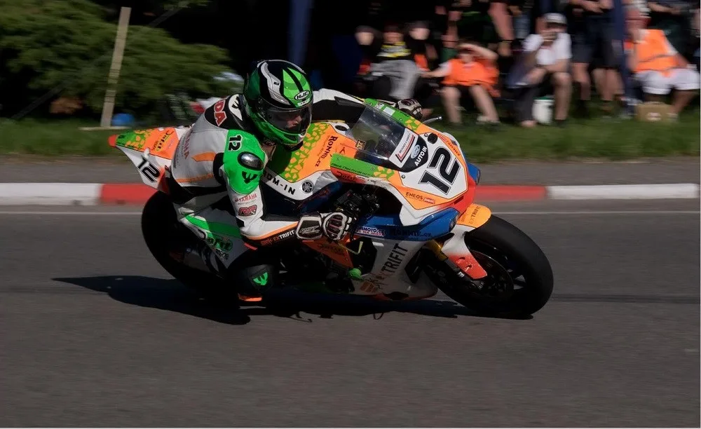 Motocyklový závodník na okruhu v Hořicích