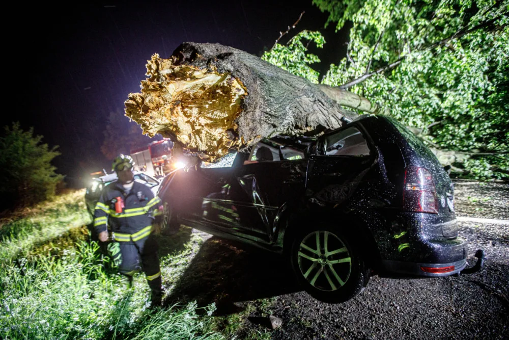 Přes noc měli hasiči plné ruce práce. V Dobrušce spad na auto strom