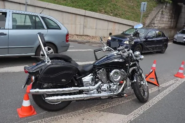 Motorkáře v Náchodě srazil kamion. Řidič tahače z místa bez povšimnutí ujel