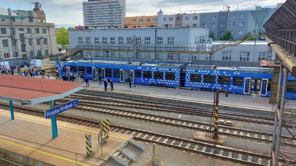 Do hradeckého kraje dorazil první vlak na vodík. S cestujícími projel trasu z Hradce do Jičína