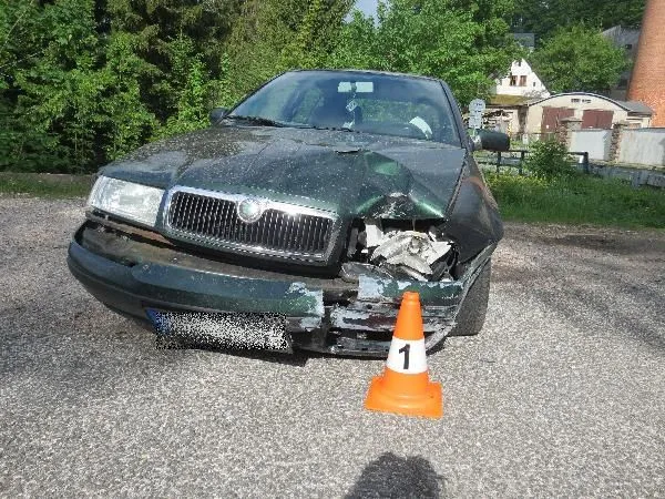 Mladík pod vlivem prorazil svým autem bránu. Z místa odjel a auto nechal stát opodál