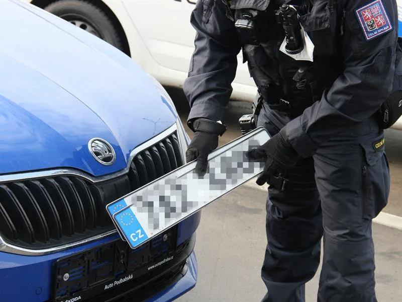 Řidič nezaplatil přes tři desítky pokut. K tomu ho donutila až silniční kontrola a zabavené značky