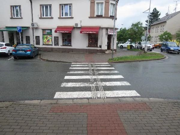 Řidič v Hradci Králové srazil malou dívku. Z místa ujel, pátrá po něm policie