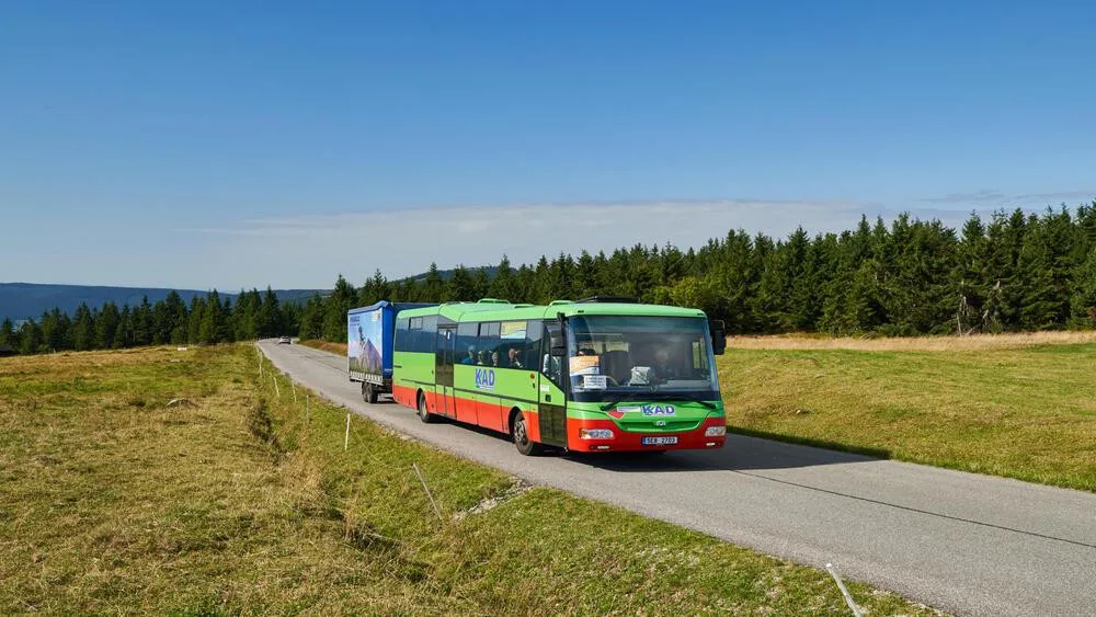 O víkendu vyjedou cyklobusy. Zájemce dovezou do Krkonoš, Českého ráje i Polska