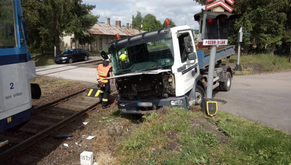 Na Trutnovsku se střetl vlak s nákladním autem. Řidič vozidla je v péči zdravotníků