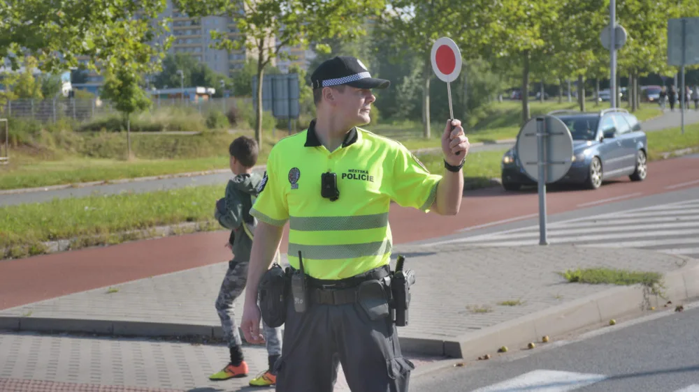 Městská policie Hradec Králové hledá pomocníky, kteří dohlédnou na přecházení dětí u škol