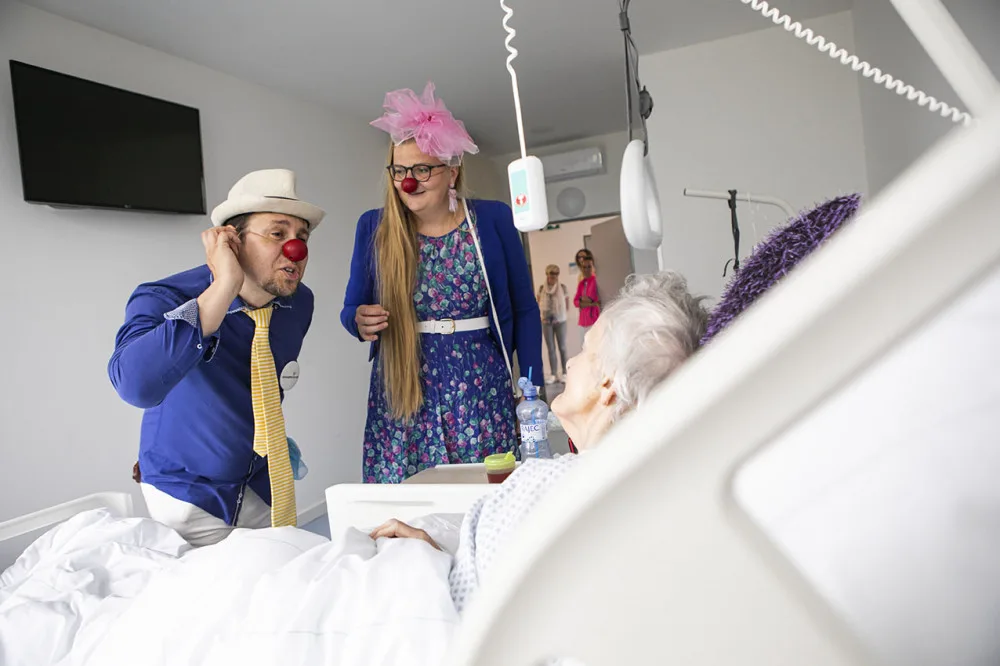 Seniory ve Dvoře Králové navštívilo několik Zdravotních klaunů. Radosti bylo na rozdávání