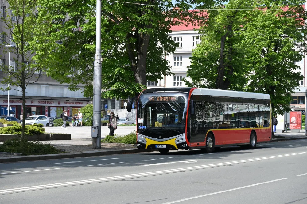 Hradeckému dopravnímu podniku v práci chybí 50 řidičů. Od zítřka dojde k omezení dopravy