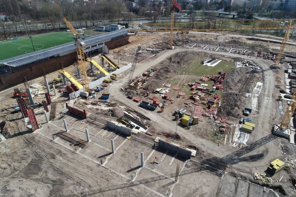 Díky zamítnuté dotaci by se dalo na fotbalovém stadionu ušetřit. Jeho cena však stále stoupá