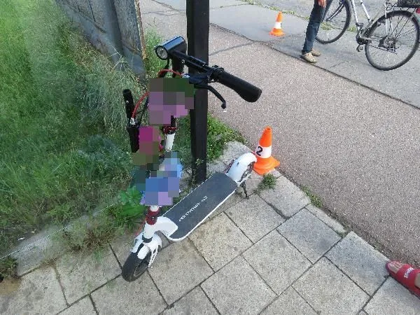 Žena na elektrokoloběžce měla dvě nehody během pěti minut. Srazila dva cyklisty