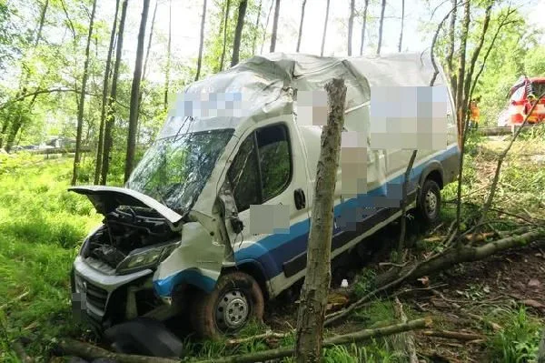 Únava může za zhruba pětinu nehod. Řidič dodávky usnul a sjel do příkopu, skončil v nemocnici
