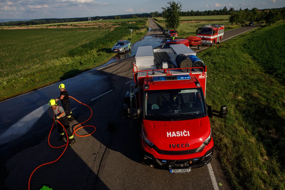 U Dolan na Náchodsku se převrátil postřikovač. Kvůli chemikáliím museli zasahovat hasiči