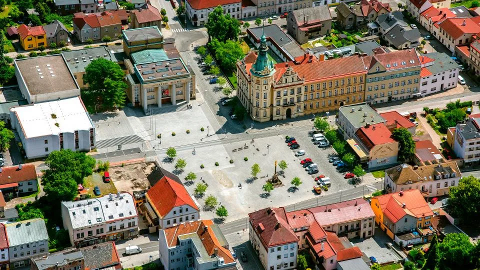 Opravená radnice v Hronově zahájí provoz koncem června. Rekonstrukce vyšla na 57 milionů