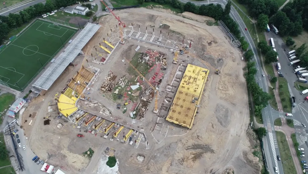 Krátké video zachycuje prvních 15 týdnů stavby nového fotbalového stadionu v Hradci Králové