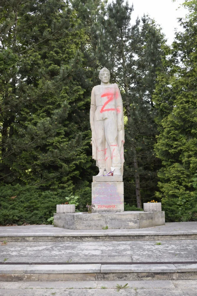 Z památníku v Jaroměři zmizela posprejovaná socha rudoarmějce. Je v areálu muzea