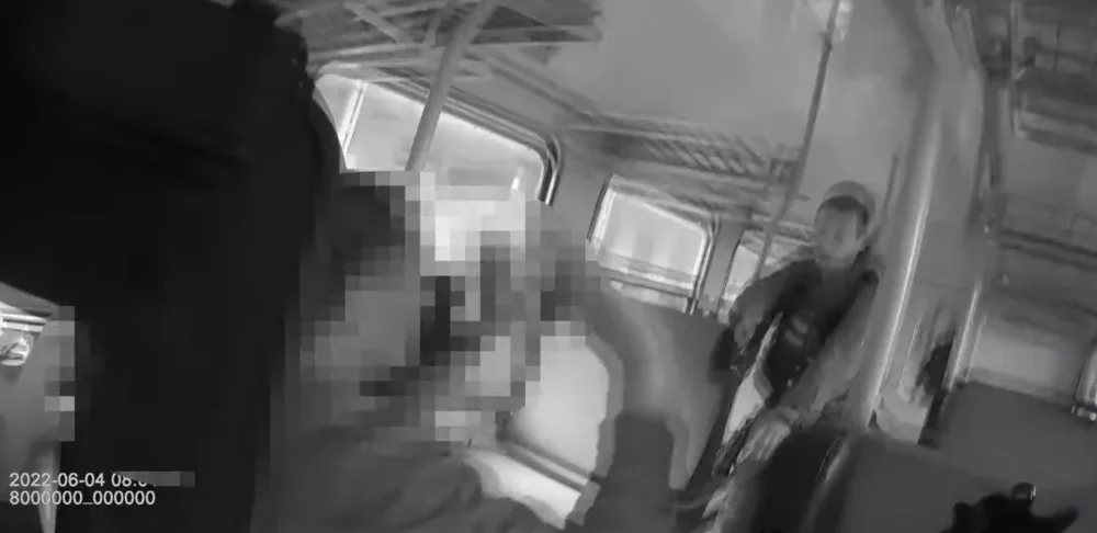 Policie ve vlaku v Hradci Králové zadržela muže. Manipulovat se střelnou zbraní