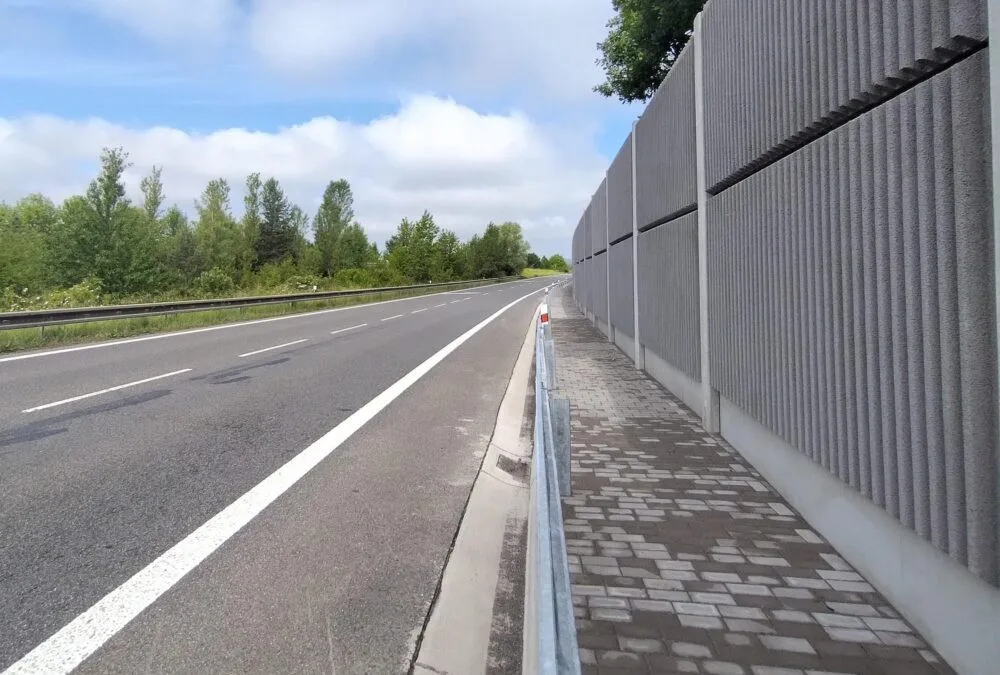 Jičínský obchvat od města dělí nová protihluková stěna. Lidem z Nového Města se ulevilo