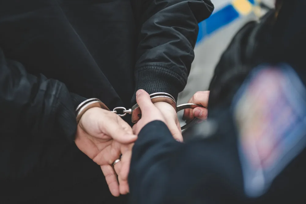 Mladík se pokusil ujet policejní hlídce. Když s autem zapadl, přesednul si na zadní sedačku
