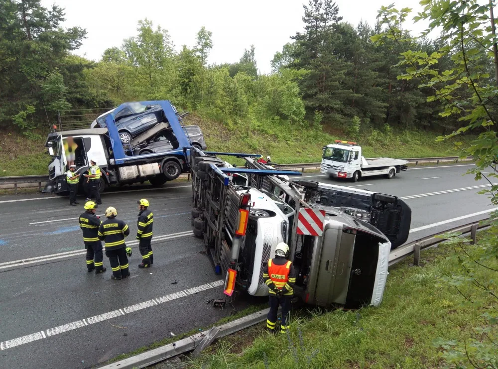 Z kamionu se vysypala nová auta. Dopravní nehoda uzavřela hlavní tah na Náchod