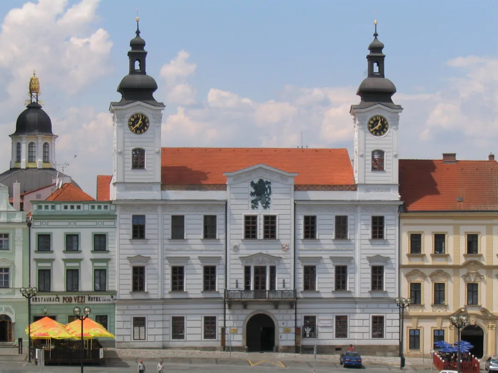 Stará radnice na hradeckém náměstí prošla další etapou oprav. Tentokrát se památkáři zaměřili na okna