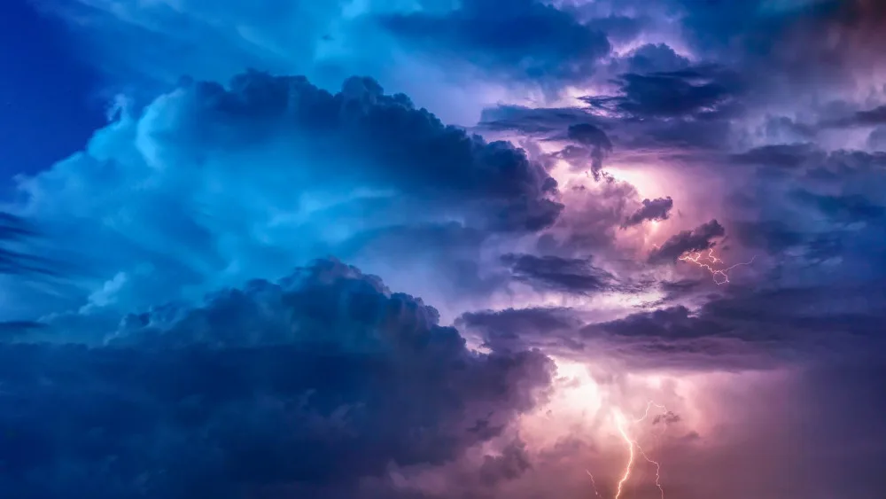 Do hradeckého kraje dnes dorazí bouřky. Meteorologové varují před požáry