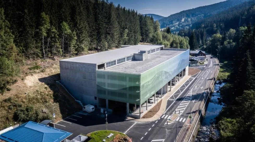 Nový terminál v Peci pod Sněžkou zklidnil dopravu v centru, tvrdí vedení města
