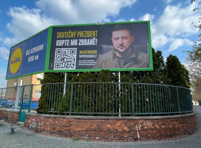 Na billboard se Zelenským u vlakového nádraží si stěžovali lidé, firma ho stáhla
