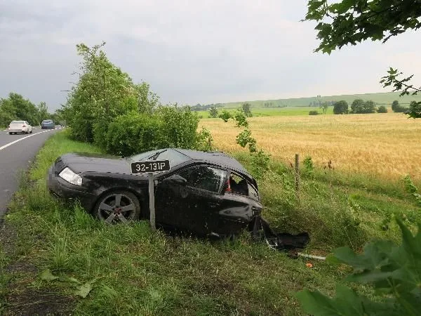 Řidič doslova přerazil své auto o mostek vedle silnice. Do nemocnice ho transportoval vrtulník
