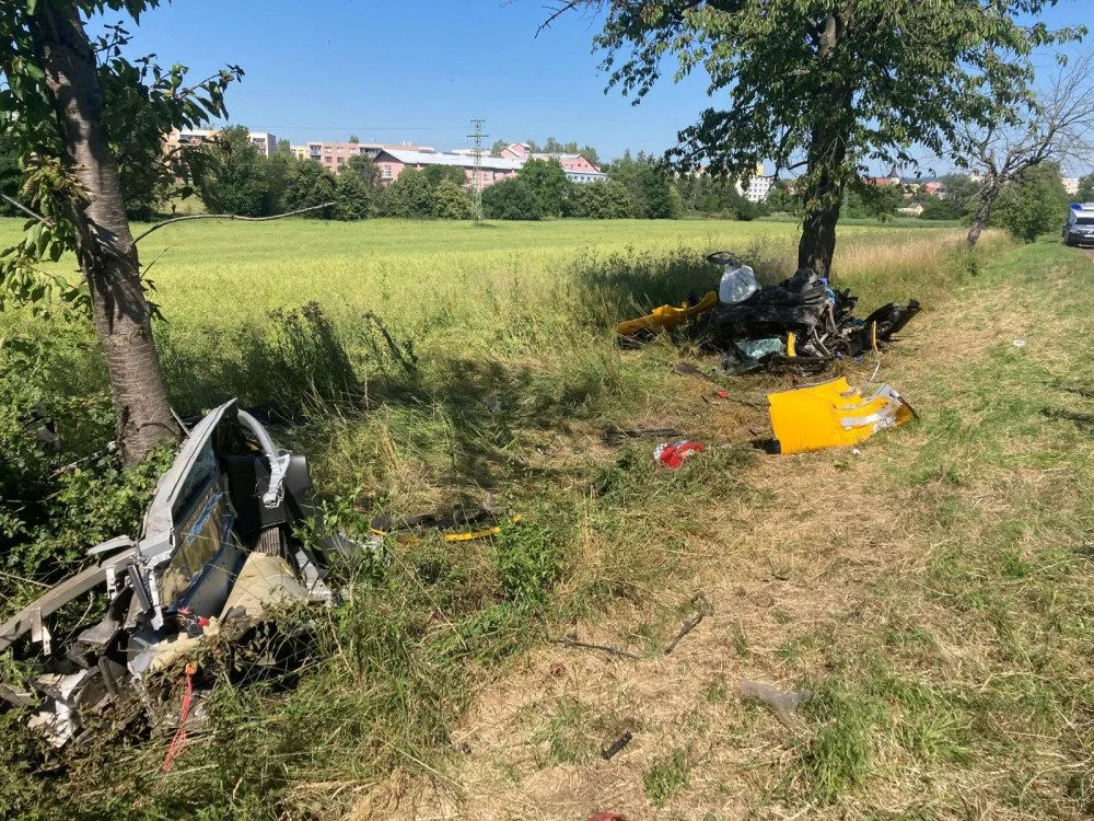 V Jičíně dnes při dopravní nehodě dvou osobních aut zemřel člověk