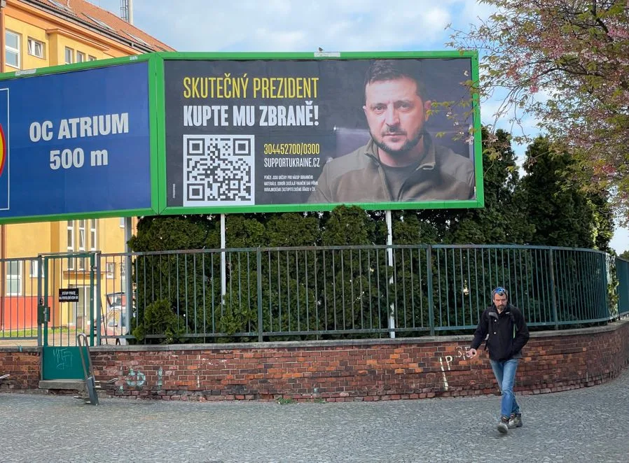 Billboard vyzývající k nákupu zbraní pro Ukrajinu: zadavatelé hledají novou plochu
