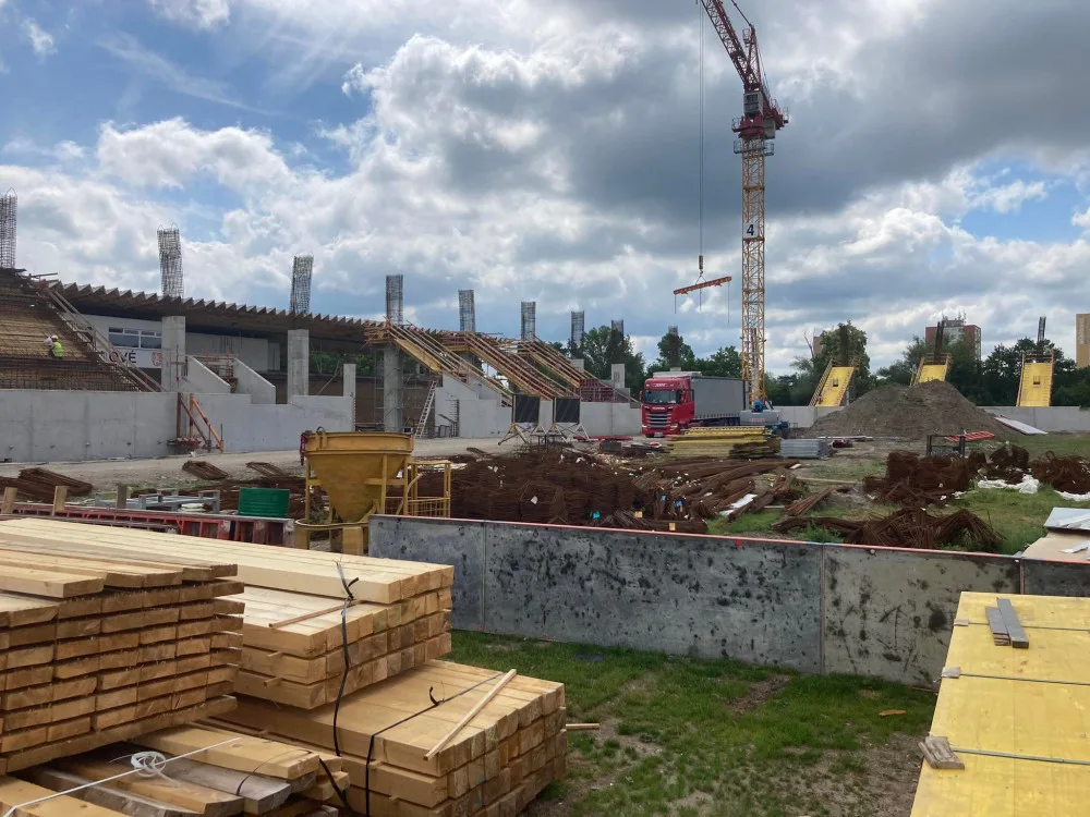 Podívejte se na rozestavěný hradecký stadion. V těchto dnech začala repase lízátek