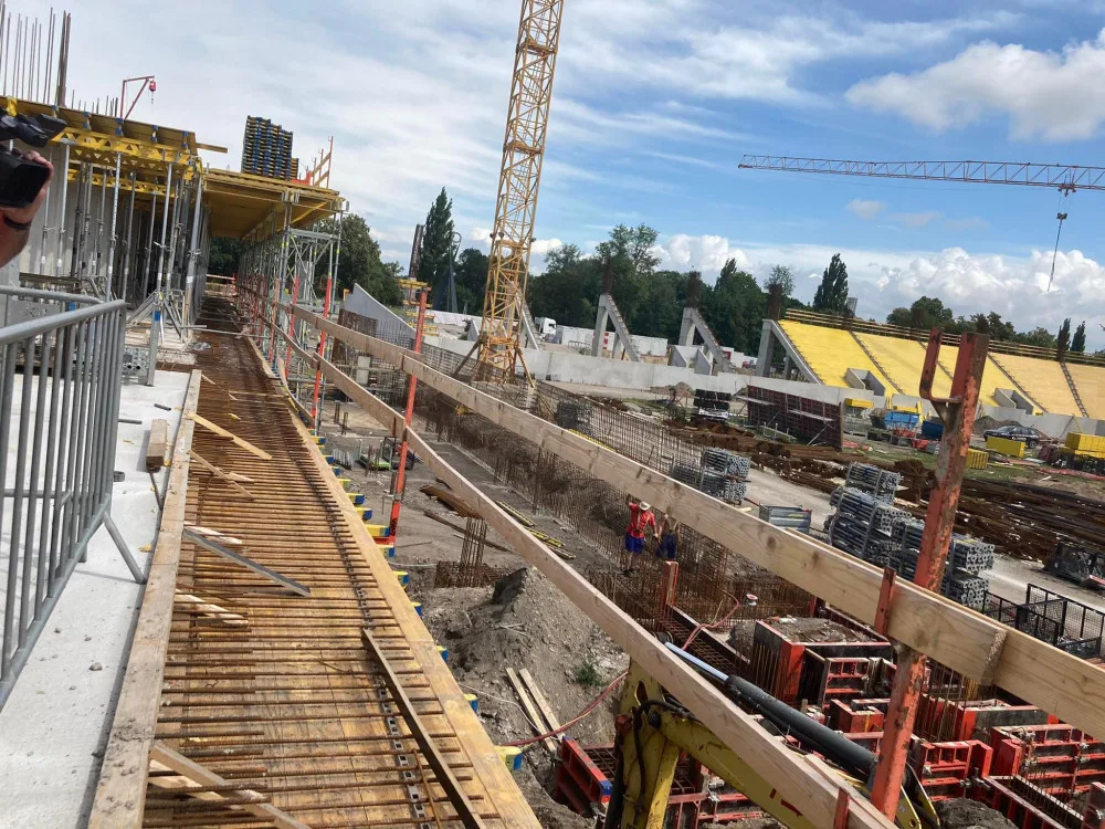 Podívejte se na rozestavěný hradecký stadion. V těchto dnech začala repase lízátek