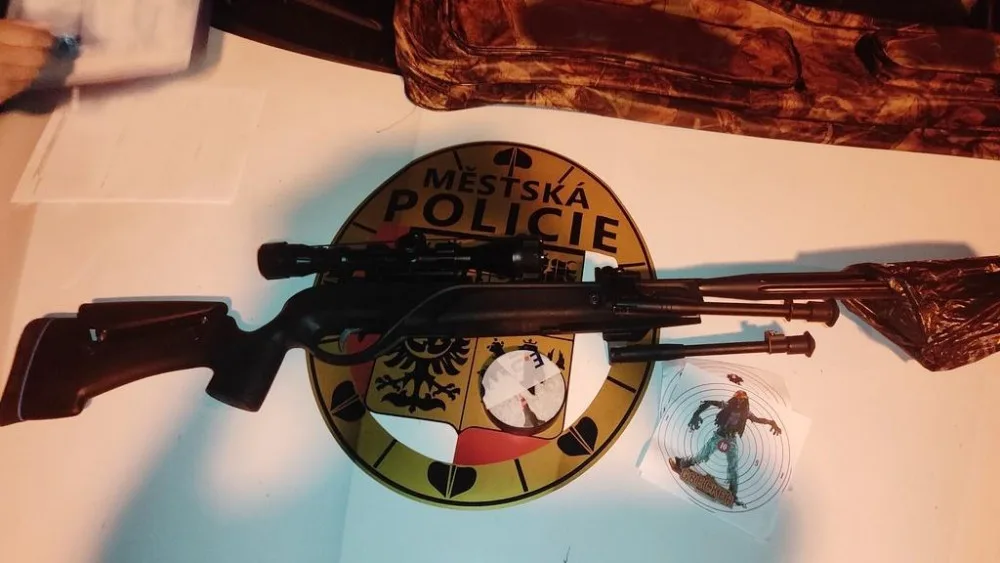 Dva muži v Hradci Králové stříleli na dopravní značky. Chtěli si vyzkoušet novou vzduchovku