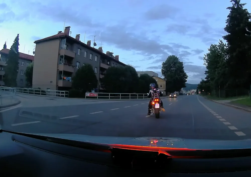 Zdrogovaný motorkář se pokusil ujet hlídce. U sebe měl pistoli a drogy
