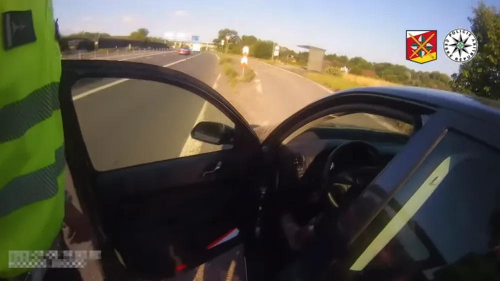 Řidička nadýchala téměř tři promile. Fouknout do přístroje se ji povedlo až na několikátý pokus
