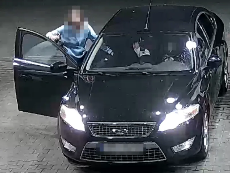 Zloděj chtěl ukrást nastartované auto i se spolujezdkyní. Ta mu vypnula motor