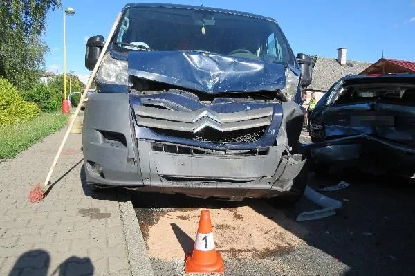 Na hlavním tahu u Hořic se srazila čtyři auta. Na vině je řidič, který nedodržel bezpečnou vzdálenost
