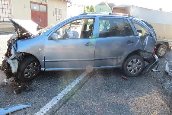 Na hlavním tahu u Hořic se srazila čtyři auta. Na vině je řidič, který nedodržel bezpečnou vzdálenost