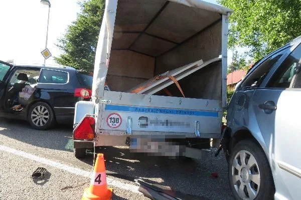 Na hlavním tahu u Hořic se srazila čtyři auta. Na vině je řidič, který nedodržel bezpečnou vzdálenost