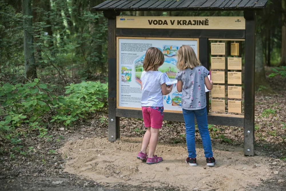 V Hradci Králové se otevřela nová naučná stezka pro děti. Začíná v kempu Stříbrný rybník