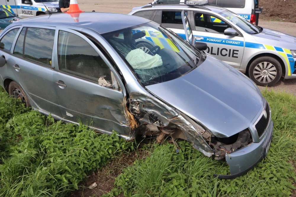 Naboural s právě ukradeným autem. Zloděj z místa nehody utekl, pátrá po něm policie