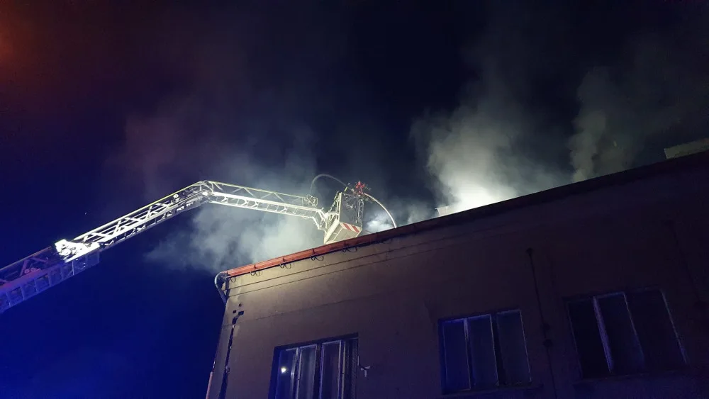 Požár bytového domu v Úpici připravil o domov 17 lidí. Náhradní ubytování zařídilo město