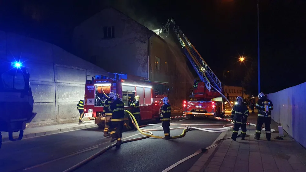 Požár bytového domu v Úpici připravil o domov 17 lidí. Náhradní ubytování zařídilo město