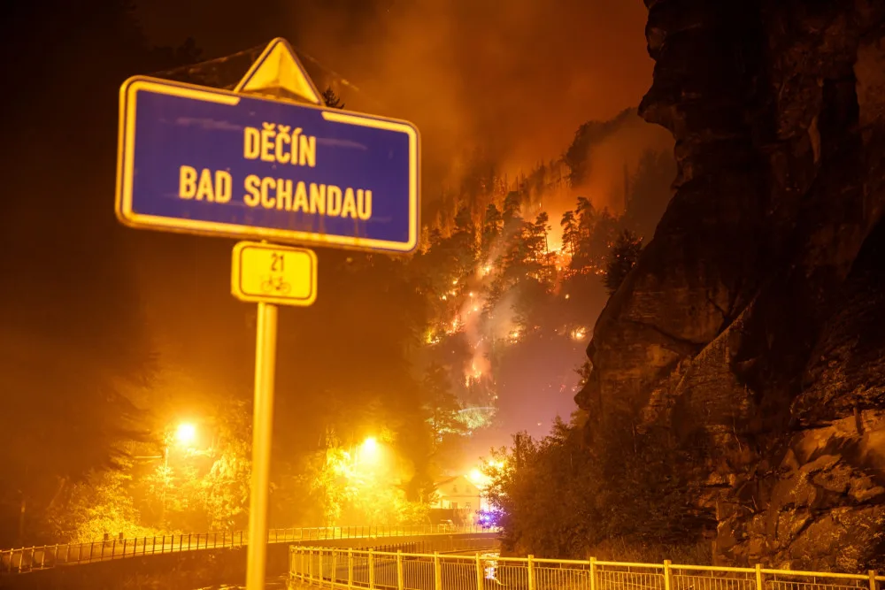 Z hradeckého kraje odjelo pomáhat na Děčínsko s hašením požárů přes deset hasičů